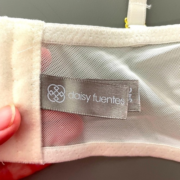 Daisy Fuentes Push-Up Lace Bra – Size 34C – White & Gold (NWOT) - Picture 9 of 10